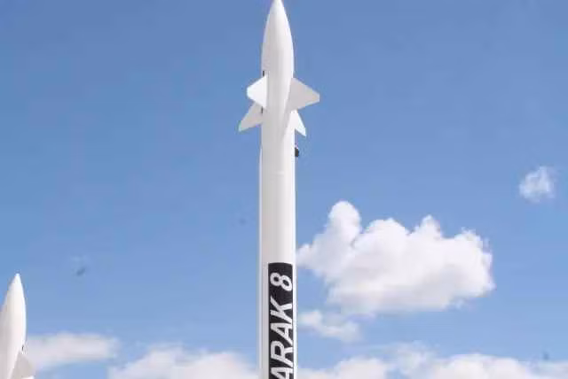 Để tối đa khoá khả năng đánh chặn cũng như "tầm phủ sóng" của Barak 8, Israel và Ấn Độ thậm chí còn phát biển cùng lúc cả hai phiên bản phóng từ cơ cấu mặt đất cũng như phóng từ trên biển cho loại vũ khí này.