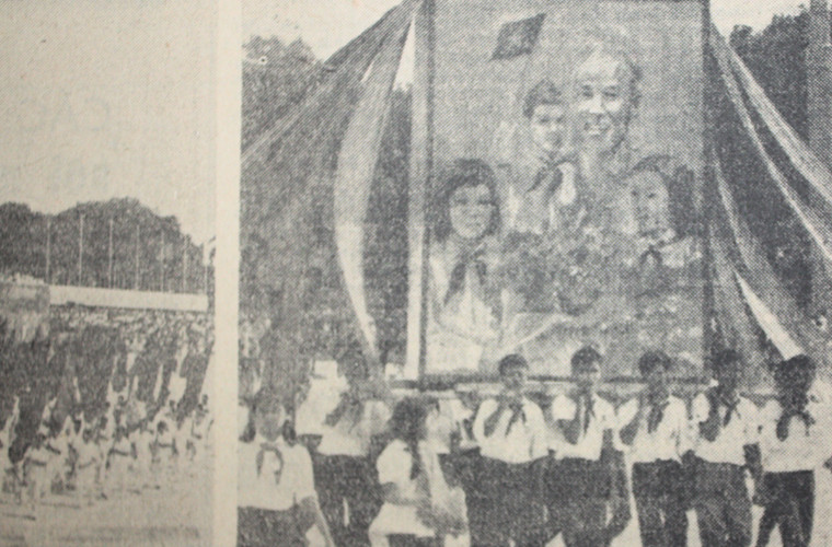 Trong lễ duyệt binh năm ấy còn có diễu hành, biểu dương lực lượng của học sinh, sinh viên, công nhân, trí thức, phụ nữ và các cháu thiếu niên nhi đồng. Ảnh: Khối các cháu thiếu nhi rước ảnh Bác Hồ.