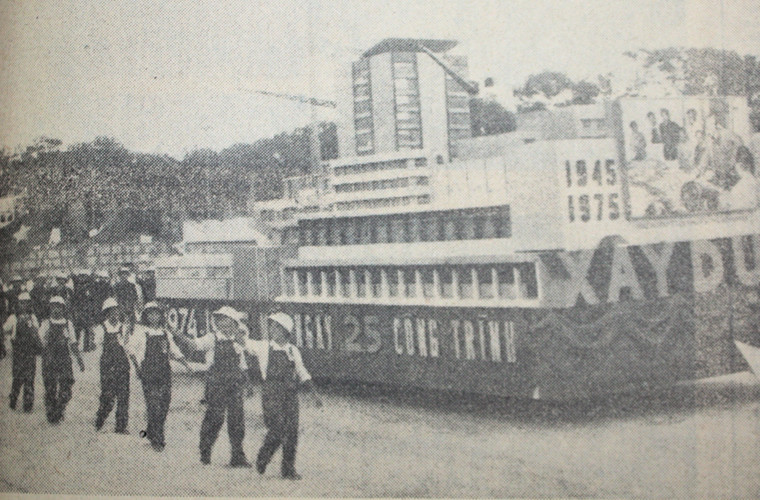 Khối diễu hành đại diện cho công nhân các ngành xây dựng.