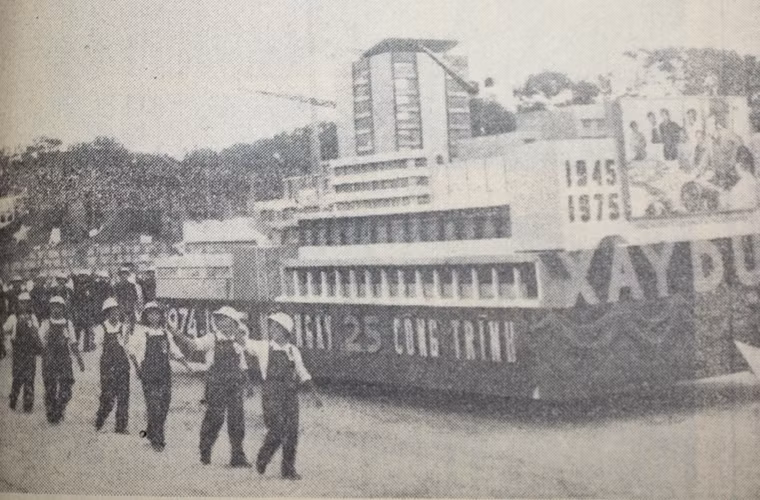 Khối diễu hành đại diện cho công nhân các ngành xây dựng.