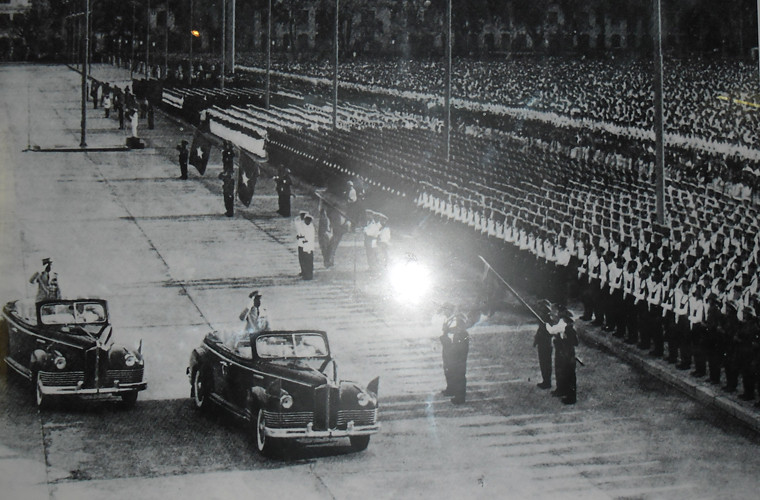 Nhiều nguyên thủ quốc gia, lãnh đạo Đảng một số nước và đông đảo khách quốc tế đã đến dự, chung với niềm vui chiến thắng của dân tộc Việt Nam. Ảnh: Đại tướng Võ Nguyên Giáp duyệt đội ngũ trước giờ diễn ra cuộc duyệt binh ngày 2/9/1975.