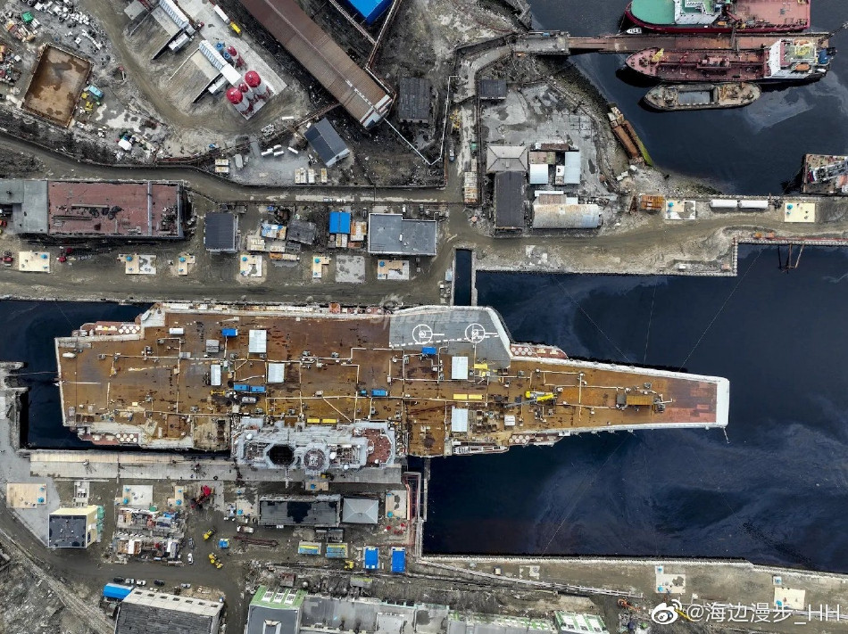 Tuy nhiên, một loạt sự cố đã xảy ra với tàu sân bay Kuznetsov trong quá trình sửa chữa, đầu tiên là việc ụ nổi PD-50 bị chìm, khiến quá trình sửa chữa tàu gặp khó khăn lớn.