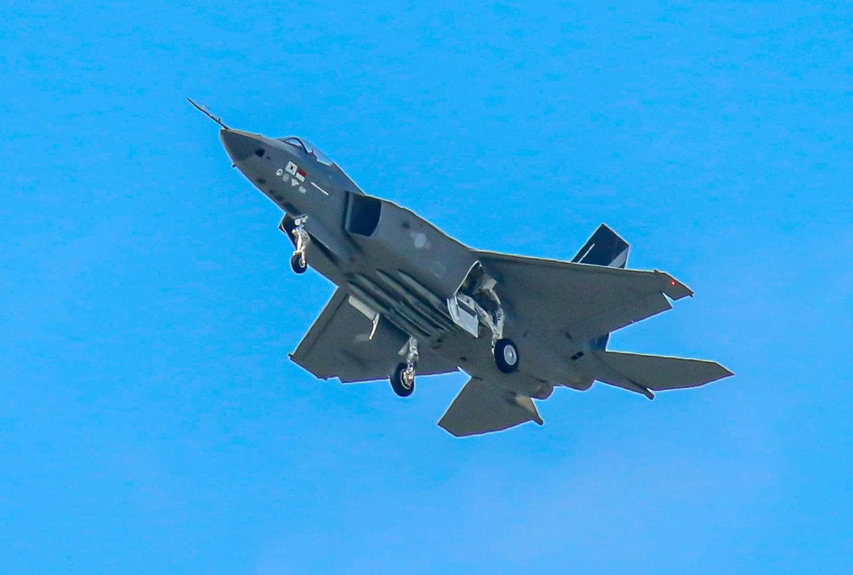 Tổng thống Hàn Quốc đã ca ngợi sự thành công trong chuyến bay thử của KF-21, khẳng định lại mục tiêu "độc lập về quốc phòng" của nước này trong tương lai.