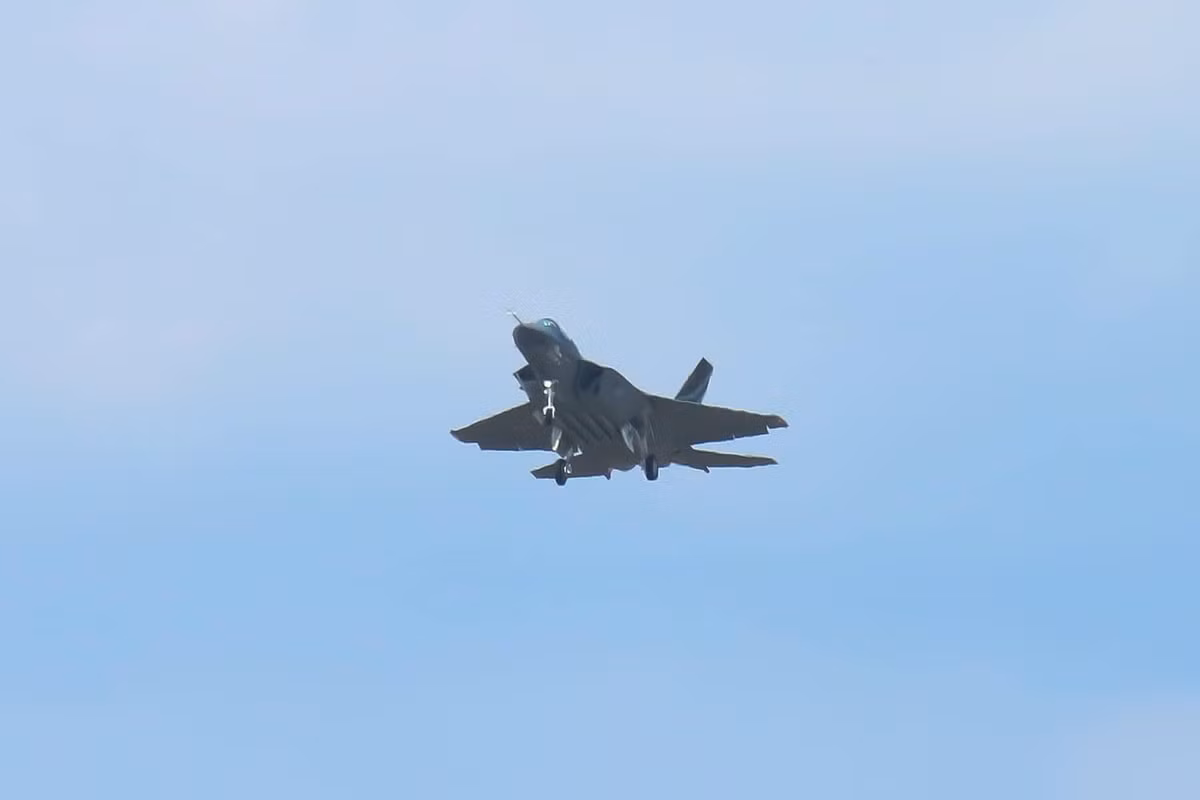 KF-21 chỉ có khả năng mang theo bốn tên lửa ở khoang chứa dưới bụng, trong khi hai bên cánh có thể mang theo thùng nhiên liệu phụ để tăng tầm hoạt động.