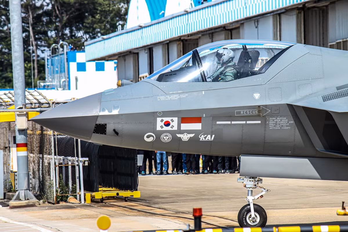 Theo truyền thông Hàn Quốc, tới năm 2028 nước này có thể sở hữu khoảng 40 chiến đấu cơ loại KF-21. Thậm chí, Seoul còn tính tới chuyện xuất khẩu loại tiêm kích này.