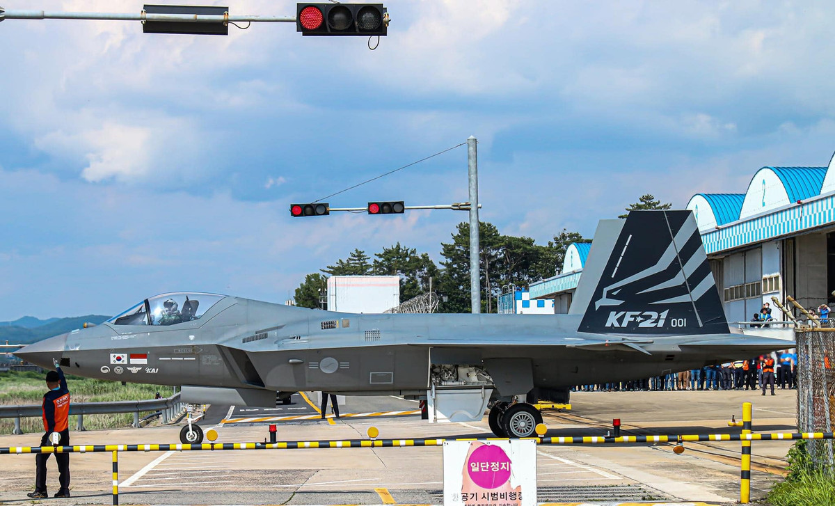 KF-21 là một dự án được Hàn Quốc và Indonesia hợp tác sản xuất. Phía Hàn Quốc chiếm 80% cổ phần và chịu trách nhiệm chế tạo 65% các linh kiện của máy bay. Chiếc chiến đấu cơ này có áp dụng một vài công nghệ của Anh và Đức.