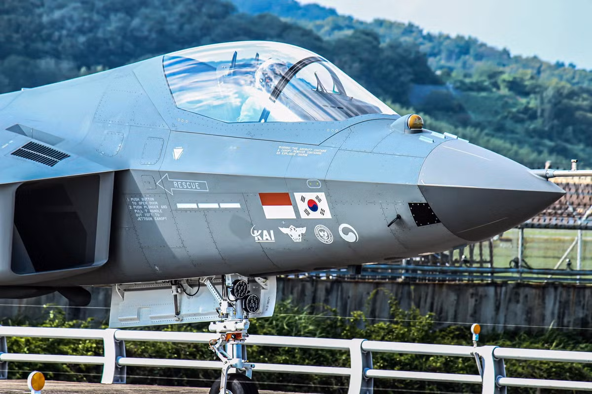 Hiện tại, toàn bộ các chiến đấu cơ chủ lực trong biên chế Không quân Hàn Quốc đều có nguồn gốc từ Mỹ. Tiêm kích F-35 mới nhất của Mỹ cũng đã được Hàn Quốc đặt mua với số lượng lớn.