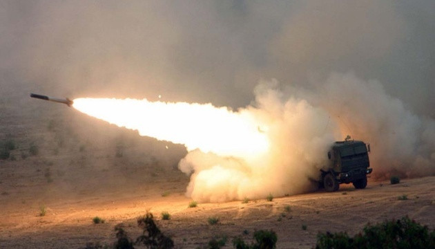 Với giá thành mỗi đơn vị lên tới 5,1 triệu USD, Himars được biết tới như một tổ hợp vũ khí "đánh theo số lượng như kiểu Liên Xô - nhưng chất lượng từng quả đạn lại chính xác như đồ Mỹ".