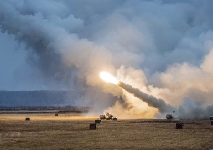Ưu điểm lớn nhất của pháo phản lực Himars so với các tổ hợp BM-30 đó là khả năng nạp đạn cực nhanh. Do có cấu tạo toàn bộ bệ phóng dạng khối hộp, Himars có thể nạp cùng lúc cả 6 quả đạn - thay vì từng quả như BM-30.