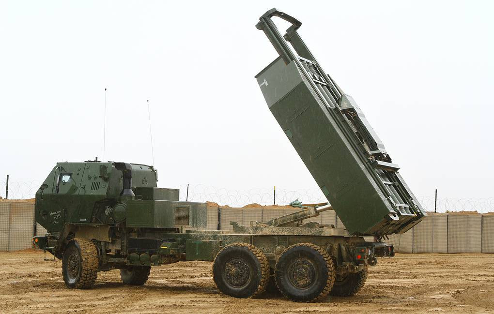 Đây là yếu tố vượt trội so với các tổ hợp pháo phản lực BM-30 Smerch của Liên Xô/Nga. Tuy nhiên giá thành của những quả đạn dẫn đường tầm xa này cũng cực kỳ đắt đỏ. Các phiên bản được Mỹ chuyển giao cho Ukraine, nhiều khả năng chỉ bắn được đạn thông thường, tầm bắn không quá 42 km.