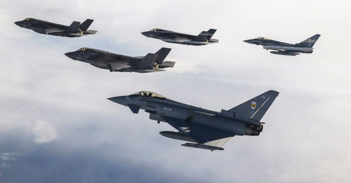 Tờ Express cho biết, nỗ lực phân tán lực lượng của Không quân Hoàng gia Anh, có thể tiết kiệm được một phần chi phí khi lực lượng này tận dụng được đường băng từ các sân bay dân dụng.