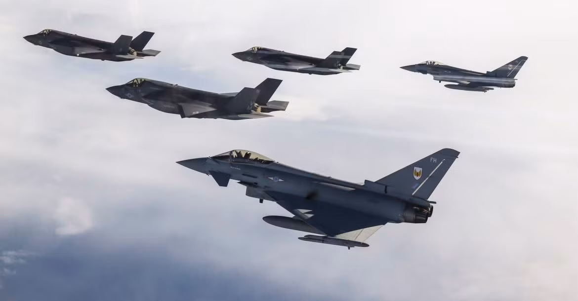 Tờ Express cho biết, nỗ lực phân tán lực lượng của Không quân Hoàng gia Anh, có thể tiết kiệm được một phần chi phí khi lực lượng này tận dụng được đường băng từ các sân bay dân dụng.