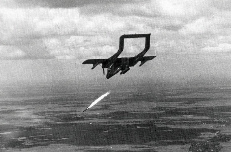 Với khả năng bay lượn tầm thấp, tốc độ chậm, OV-10 thực sự là hung thân với bộ binh đối phương. Tất nhiên là phải cùng với kho vũ khí "nhỏ mà có võ" gồm 7-19 ống phóng rocket 70mm hoặc 127mm; pod súng máy 12,7mm, bom 250kg và 4 súng máy gắn cố định 7,62mm M60C. Ngoài ra, khi cần nó mang được cả tên lửa đối không tầm nhiệt AIM-9 để tự vệ.