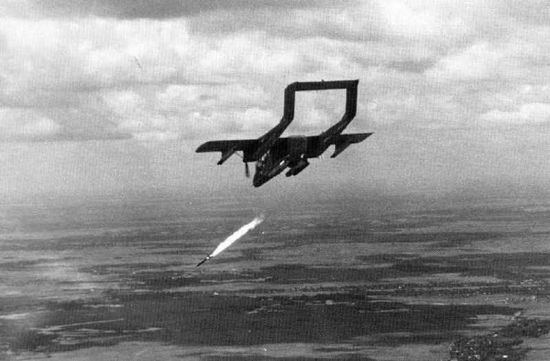 Với khả năng bay lượn tầm thấp, tốc độ chậm, OV-10 thực sự là hung thân với bộ binh đối phương. Tất nhiên là phải cùng với kho vũ khí "nhỏ mà có võ" gồm 7-19 ống phóng rocket 70mm hoặc 127mm; pod súng máy 12,7mm, bom 250kg và 4 súng máy gắn cố định 7,62mm M60C. Ngoài ra, khi cần nó mang được cả tên lửa đối không tầm nhiệt AIM-9 để tự vệ.