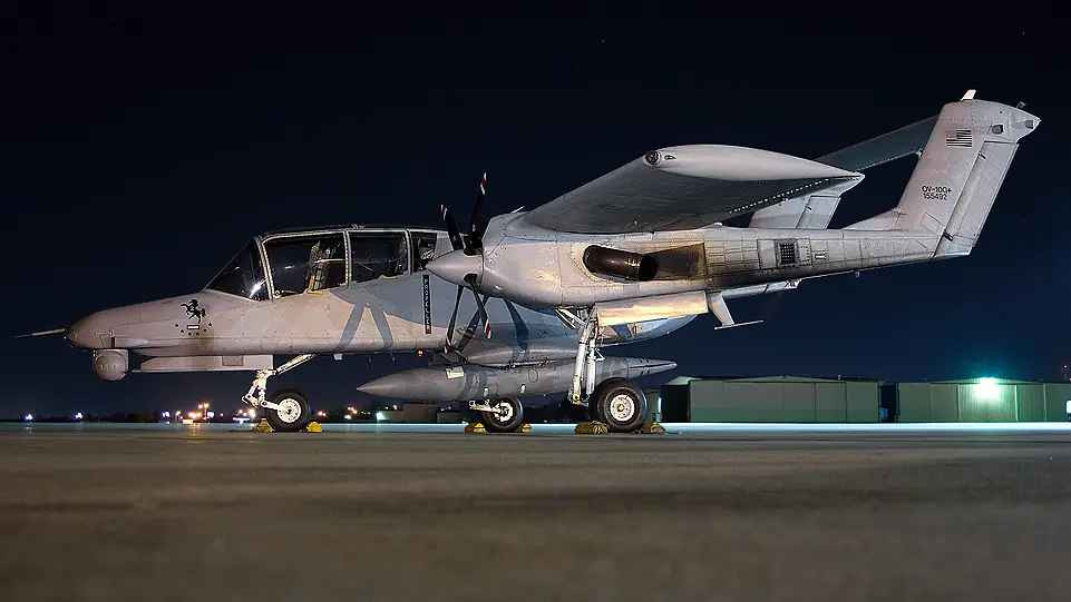 Khoang lái của OV-10 được đánh giá là có góc nhìn tuyệt vời dành cho cơ trưởng - cơ phó. Khi cần, người ta có thể tháo bớt ghế để chở 1,5 tấn hàng hoặc 5 lính dù, lính đặc nhiệm biến nó thành máy bay vận tải hạng nhẹ.