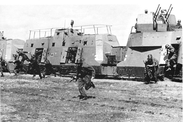 Khi máy bay chiến đấu phát triển, có thể không kích mặt đất thì có tàu hỏa bọc thép có thêm súng máy, pháo phòng không để tự vệ.