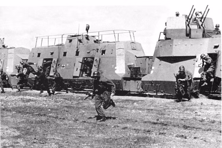 Khi máy bay chiến đấu phát triển, có thể không kích mặt đất thì có tàu hỏa bọc thép có thêm súng máy, pháo phòng không để tự vệ.