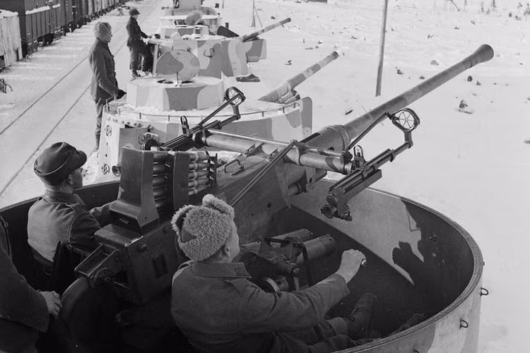 Tất nhiên, rồi thì kỷ nguyên của tàu hỏa bọc thép cũng dần chấm dứt sau chiến tranh thế giới thứ 2 khi mà xe tăng có thể chạy xa hơn, máy bay bay nhanh hơn, và nhất là tên lửa xuất hiện. Quá nhiều thứ vũ khí cơ động cao, tàu hỏa chạy theo đường ray rất dễ bị đối phương nắm bắt, phục kích, hay phá hỏng đường ray thì khác nào “thiết giáp hạm mắc cạn”.