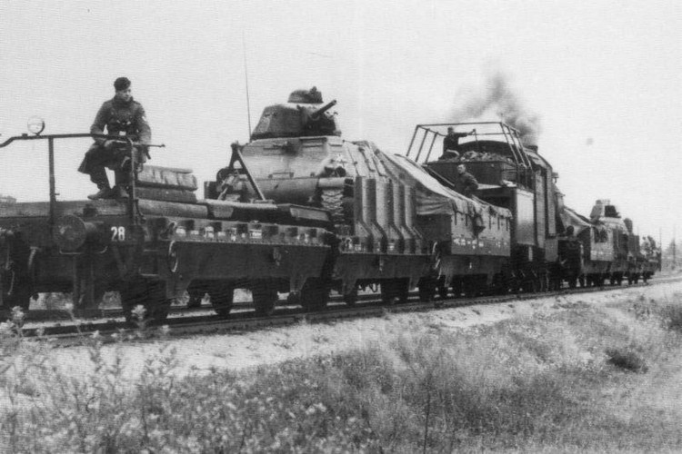 Đôi khi người ta đưa luôn xe tăng lên tàu hỏa tạo thành “thiết giáp hạm đường ray”. Trong ảnh là xe tăng hạng nặng Char B1 của Pháp được gắn cố định vào khoang tàu. Hai bên hông có tấm thép che cho phần bánh xích. Có lẽ khi cần, người ta có thể điều khiển xe tăng lao luôn xuống để chiến đấu.