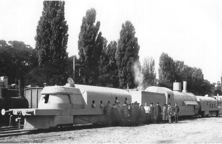 Thiết kế tàu bọc thép nhìn chung là không có nhiều sự nổi trội riêng biệt, đa phần nó đi theo con đường mòn là sử dụng khung bệ tàu hỏa thông thường, đắp thêm giáp trụ (thép + gỗ) và lắp pháo lớn cùng súng máy.