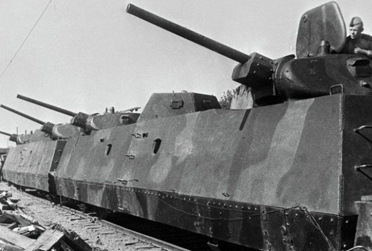 Tàu bọc thép của Hồng quân Liên Xô lắp các khẩu pháo xe tăng KV hoặc T-34.