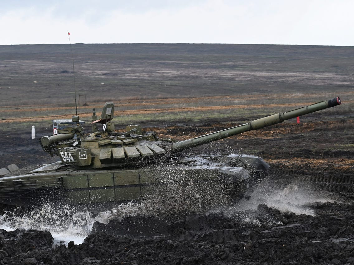 Về phía Ukraine, lực lượng tăng thiết giáp của nước này đã hầu như "im hơi lặng tiếng" suốt kể từ đầu cuộc xung đột. Đơn giản là do các xe tăng của Ukraine quá ít và yếu, không thể đối đầu với lực lượng Nga hùng hậu.