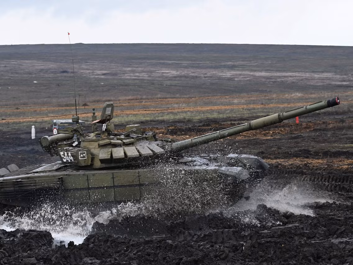 Về phía Ukraine, lực lượng tăng thiết giáp của nước này đã hầu như "im hơi lặng tiếng" suốt kể từ đầu cuộc xung đột. Đơn giản là do các xe tăng của Ukraine quá ít và yếu, không thể đối đầu với lực lượng Nga hùng hậu.