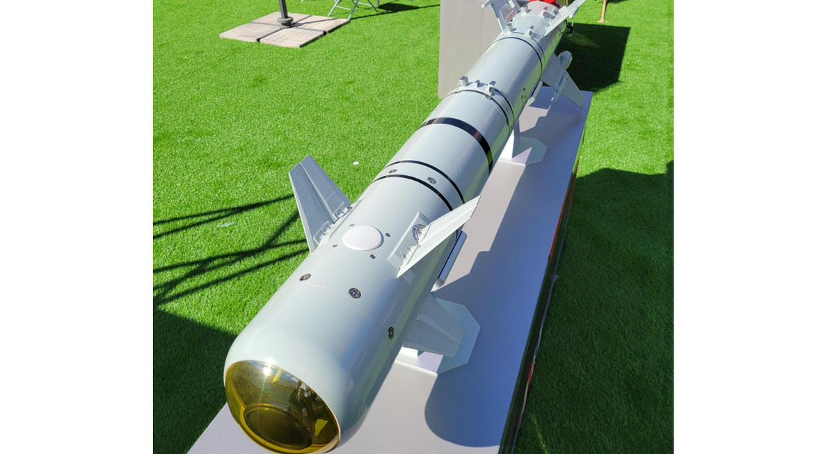 Quả đạn được lắp hai ăng ten cho đường truyền dữ liệu với trực thăng. Trong chế độ chiến đấu cơ bản, tên lửa được phóng về phía mục tiêu trong tầm nhìn.