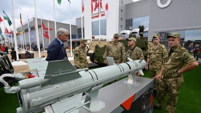 Phi công có thể trực tiếp theo dõi hình ảnh từ đầu dò tên lửa trên bệ phóng và đánh dấu mục tiêu. Quả đạn sẽ tự động lao tới đích, trong khi trực thăng cơ động để tránh phản kích.