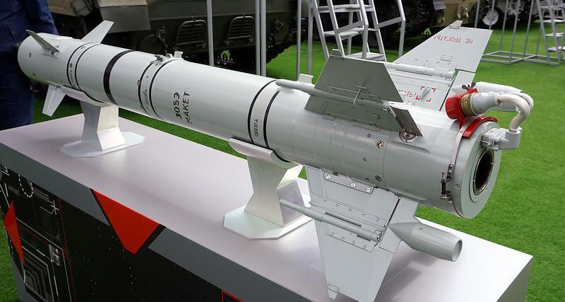 Loại tên lửa này được trang bị đường truyền dữ liệu hai chiều, cho phép quả đạn truyền hình ảnh từ đầu dò về trực thăng và tiếp nhận lệnh điều khiển từ kíp vận hành.