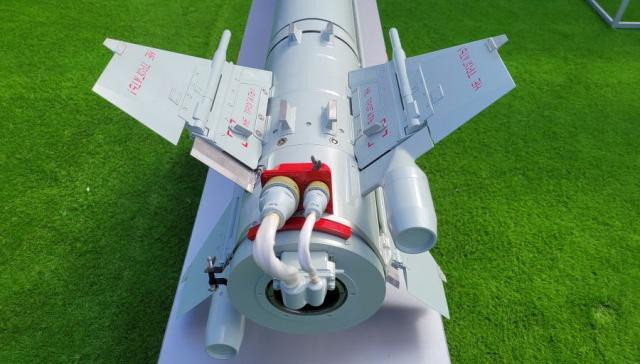 Dù được mô tả là tên lửa hạng nhẹ, nhưng Izdelie 305 LMUR lại nặng gấp đôi những tên lửa đối đất như 9M120 Ataka và 9M123 Khrizantema thường được trang bị trên trực thăng vũ trang Nga.