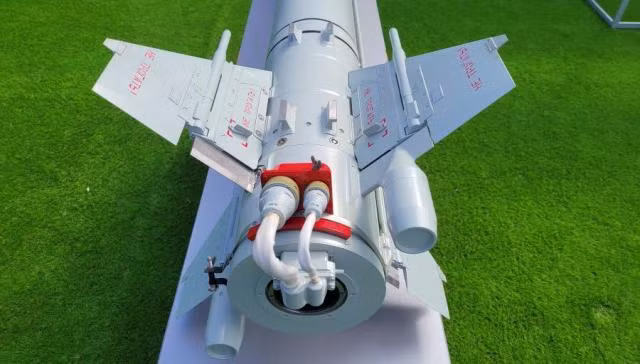 Dù được mô tả là tên lửa hạng nhẹ, nhưng Izdelie 305 LMUR lại nặng gấp đôi những tên lửa đối đất như 9M120 Ataka và 9M123 Khrizantema thường được trang bị trên trực thăng vũ trang Nga.