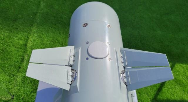 Izdelie 305 LMUR có chiều dài gần hai mét, đường kính 0,2 m và nặng 105 kg, trong đó đầu nổ phá mảnh có khối lượng 25 kg. Tên lửa đạt tầm bắn tối đa 14,5 km, gấp 2,5 lần so với dòng Ataka, và tốc độ hơn 800 km/h.