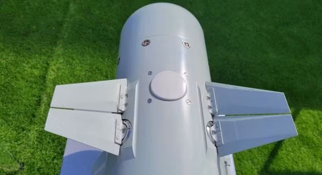 Izdelie 305 LMUR có chiều dài gần hai mét, đường kính 0,2 m và nặng 105 kg, trong đó đầu nổ phá mảnh có khối lượng 25 kg. Tên lửa đạt tầm bắn tối đa 14,5 km, gấp 2,5 lần so với dòng Ataka, và tốc độ hơn 800 km/h.