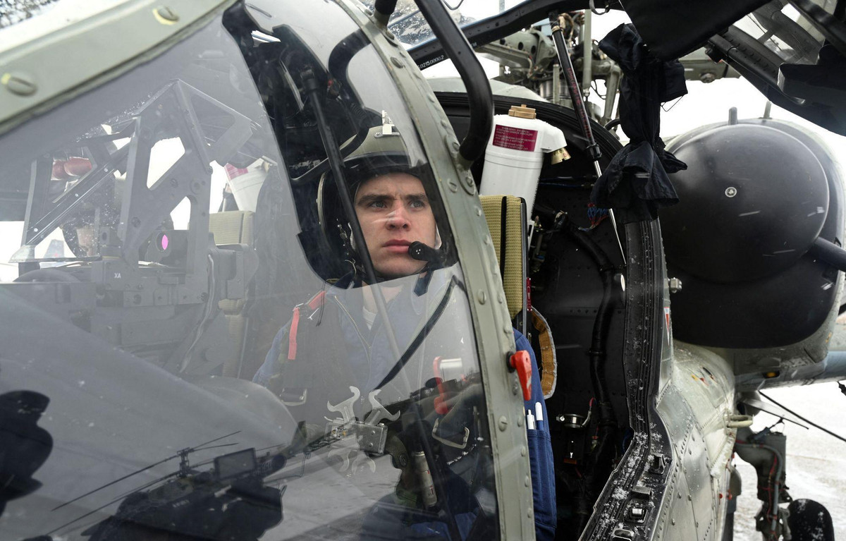 Phi công có thể thay đổi mục tiêu hoặc ra lệnh cho tên lửa Izdelie 305 LMUR tự hủy nếu cần thiết.