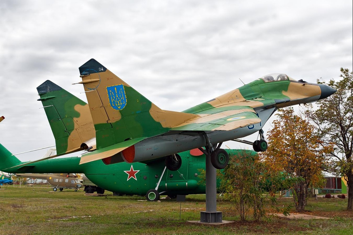 Ví dụ, câu chuyện bắt đầu bằng việc phi công Wingman lái tiêm kích Su-27 đã cứu phi công của chiếc cường kích Su-25 có biệt danh Crane trong tình huống nguy hiểm, và đây là lúc mô-típ "tình anh em chiến đấu" phát huy tác dụng.