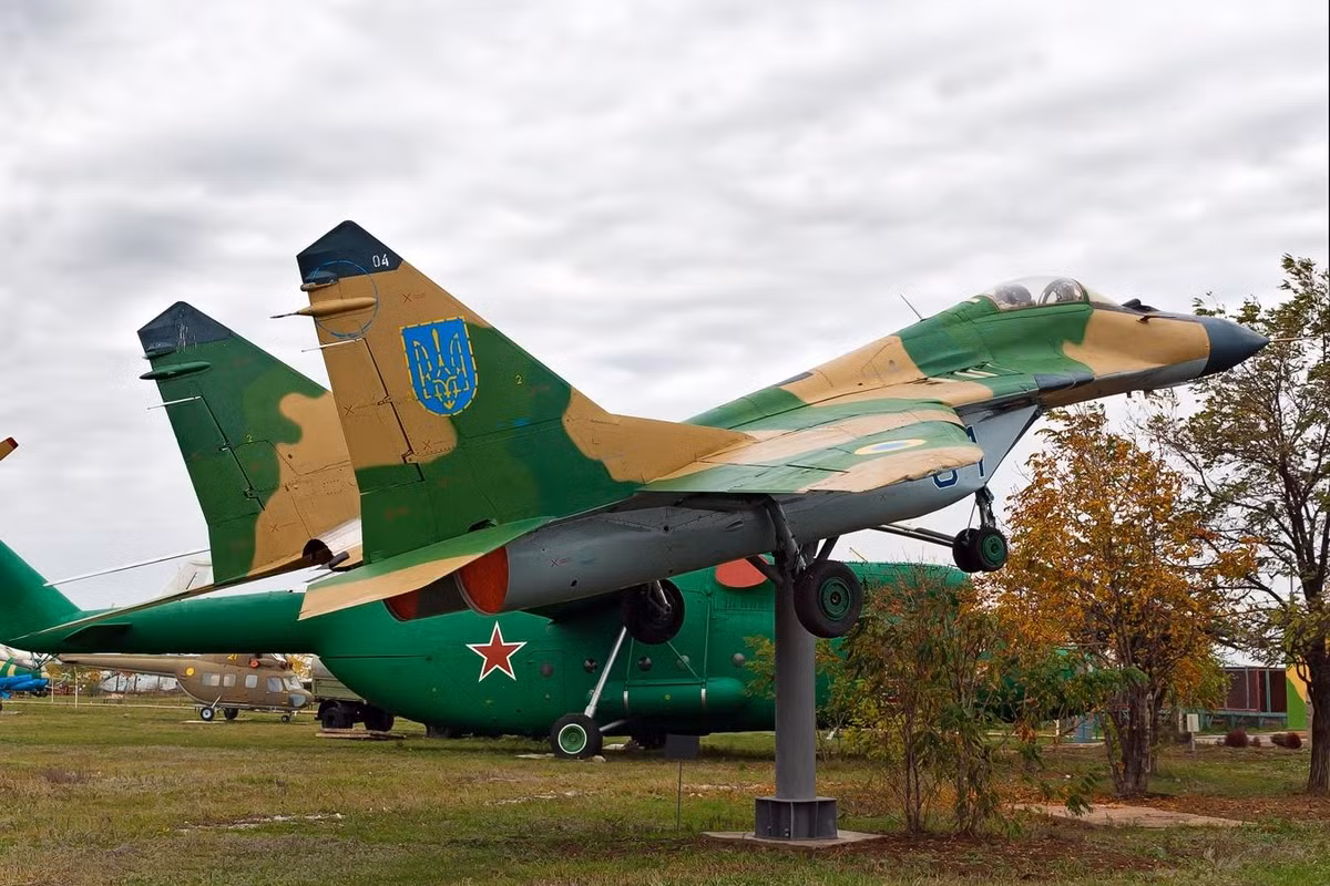 Ví dụ, câu chuyện bắt đầu bằng việc phi công Wingman lái tiêm kích Su-27 đã cứu phi công của chiếc cường kích Su-25 có biệt danh Crane trong tình huống nguy hiểm, và đây là lúc mô-típ "tình anh em chiến đấu" phát huy tác dụng.