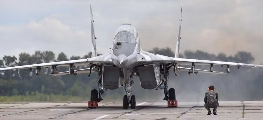 Khi có máy bay AWACS, các tiêm kích MiG-29 và Su-27 đời đầu của họ không còn bị lép vế khi phải đối đầu Su-35 hay Su-30SM hiện đại của Nga, vốn được trang bị radar điều khiển hỏa lực có tầm phát hiện mục tiêu xa hơn rất nhiều.