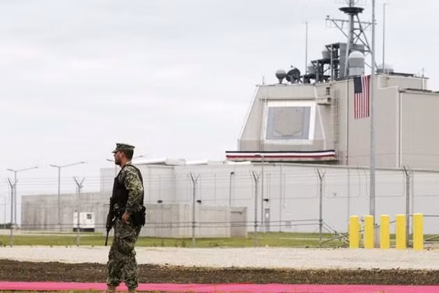 Như đã biết, các bệ phóng thẳng đứng Mk 41 ngoài tương thích tên lửa đánh chặn SM-2/3/6 thì còn phù hợp cả với tên lửa hành trình tấn công mặt đất BGM-109 Tomahawk nổi tiếng.