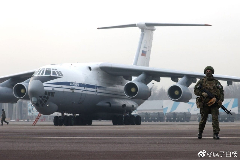 Một loạt các phiên bản khác nhau của Il-76 cũng được ra đời, trong đó có các phiên bản biến vận tải cơ này thành máy bay tiếp liệu trên không, hoặc trở thành trung tâm chỉ huy và cảnh báo sớm trên không.