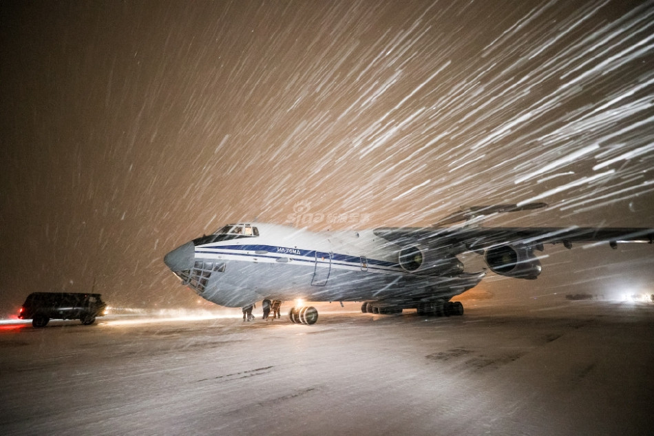 Và tất nhiên, loại vận tải cơ này phải chịu được cái lạnh cắt da thịt ở vùng Siberia, hoặc chống chọi được với điều kiện nóng nực một cách vô lý ở vùng Trung Á, Trung Đông.