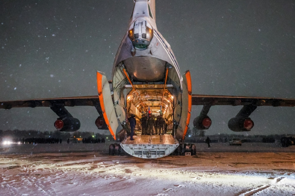 Thậm chí, do điều kiện của Liên Xô có quá nhiều sân bay dã chiến dưới tiêu chuẩn, Il-76 dù là vận tải cơ hạng nặng chiến lược, vẫn phải có kahr năng hạ cánh ở những nơi điều kiện sân bãi không tốt.