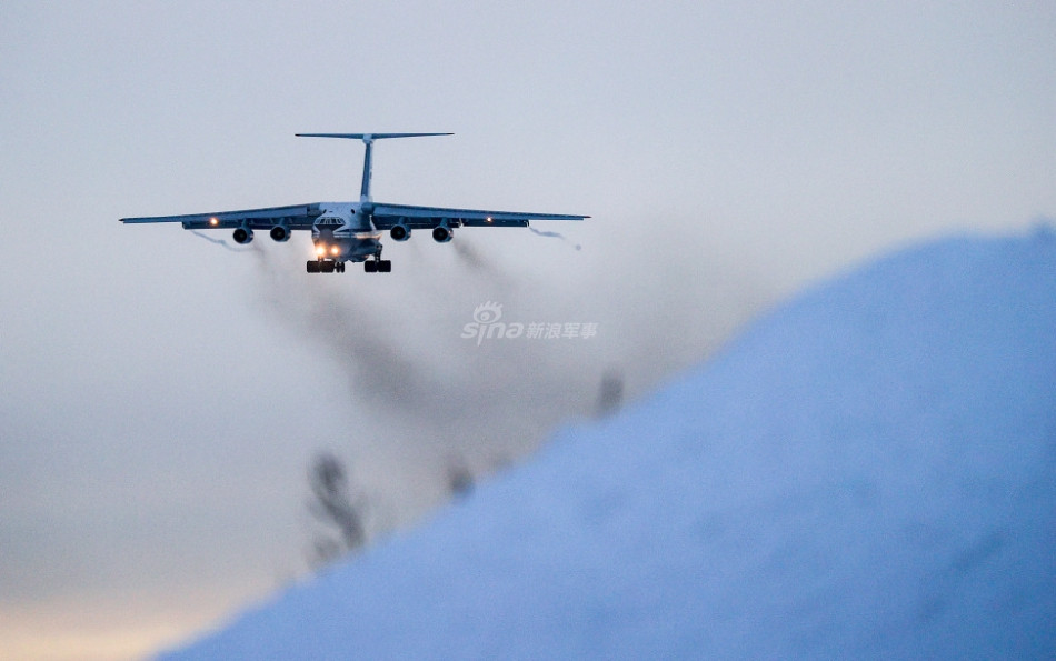 Để có thể đưa hàng tấn trang thiết bị cùng một số lượng lớn lính Nga rời Kazakhstan, bốn vận tại cơ hạng nặng Il-76MD đã được huy động.