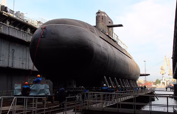 Nhờ động cơ AIP mà tàu ngầm Lada có thể hoạt động liên tục ở chế độ lặn với thời gian lâu hơn rất nhiều so với lớp tàu ngầm Kilo do không phải nổi lên để chạy động cơ diesel nhằm sạc các tấm ắc quy.