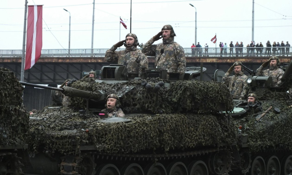 Dù có quy mô khá nhỏ, Latvia cũng cùng NATO tham gia các chiến dịch ở nước ngoài. Các sĩ quan Latvia từng có mặt tại Mali, Kosovo, Somali, Iraq,...
