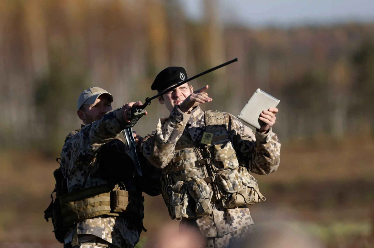 Là một thành viên trong NATO, nhưng Latvia hiện đang duy trì đội quân ở quy mô nhỏ, với chỉ 15.000 lính thường trực và 6000 lính dự bị.