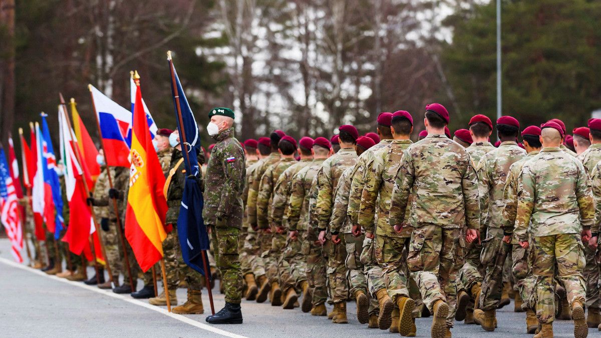 Theo đó, thời gian nghĩa vụ quân sự sẽ kéo dài trong 11 tháng, nam giới trong độ tuổi từ 18 tới 27 sẽ phải tham gia nghĩa vụ quân sự bắt buộc.