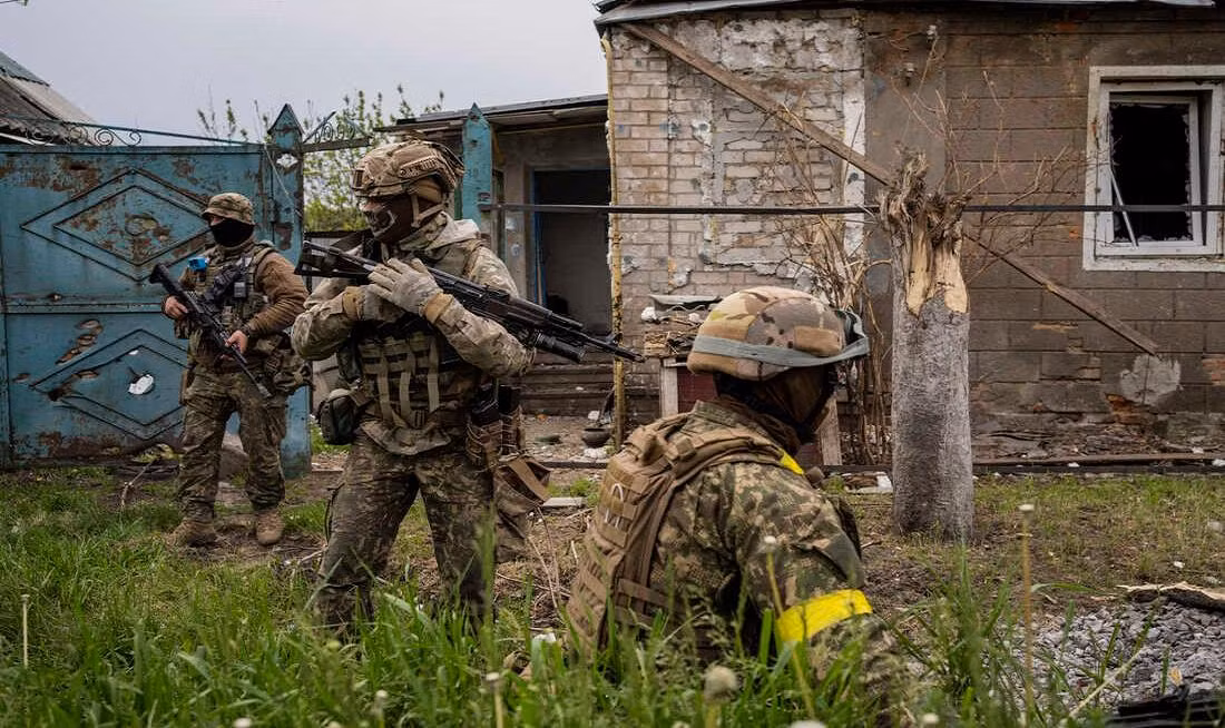 Đồng thời, người đối thoại của hãng thông tấn bày tỏ quan điểm rằng, bất chấp rủi ro và tình hình xấu đi đối với Kiev, vẫn có số chuyên gia quân sự và huấn luyện viên phương Tây tiếp tục đến Ukraine, không ít người trong số họ đã trực tiếp chiến đấu ở chiến trường Donbass.