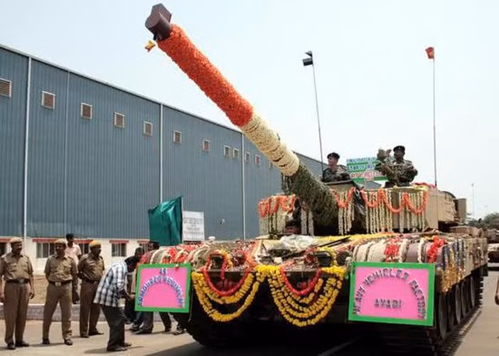 Arjun MK1A là phiên bản nâng cấp của MBT Arjun, với 72 cải tiến lớn nhỏ, giúp nâng cao hiệu quả chiến đấu. Sau khi thử nghiệm cuối cùng thành công vào đầu năm nay, ở phía tây trường thử Rajasthan, Lực lượng Thiết giáp Ấn Độ đã chấp nhận đưa Arjun MK1A vào biên chế.