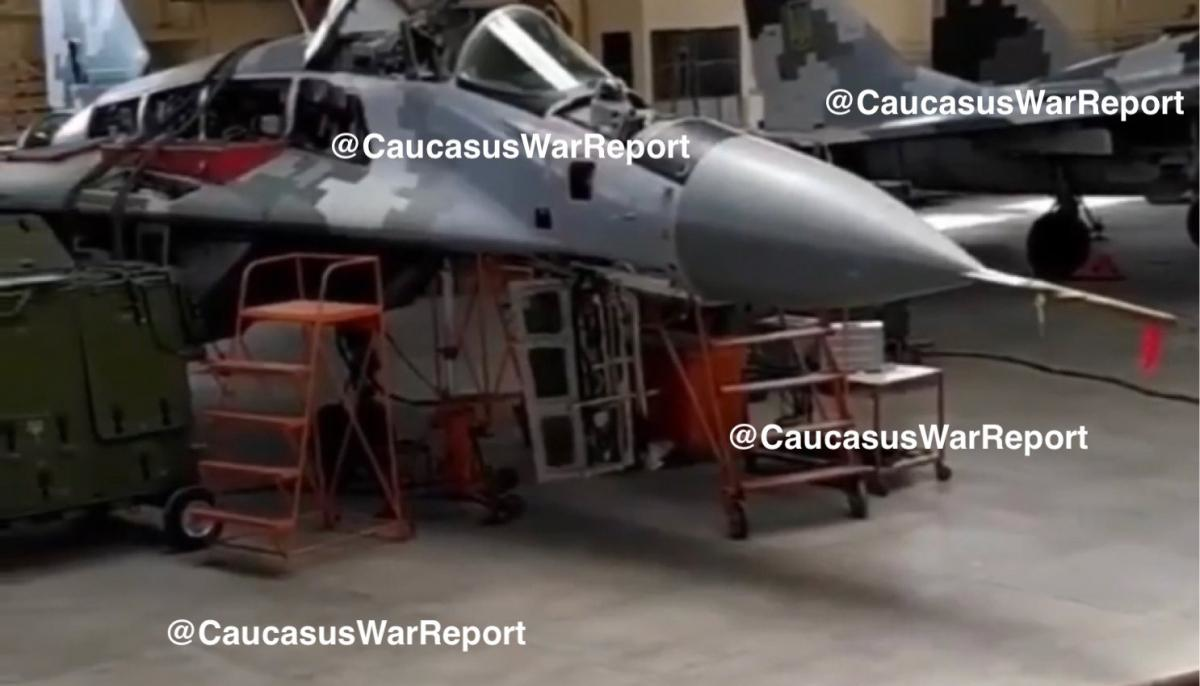 Nhưng cũng có thông tin cho rằng, đơn giản Azerbaijan đã mang những chiếc MiG-29 của họ cho Kiev bảo trì, và vô tình nó nằm cùng xưởng bảo trì với những chiếc MiG-29 của Ukraine.